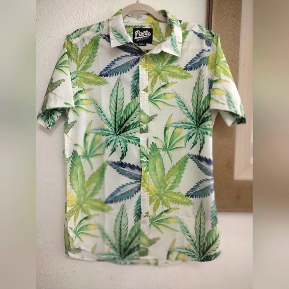 Vnt. Bright Green Hawaiian Men's Shirt. Sz. Small - Picture 1 of 3